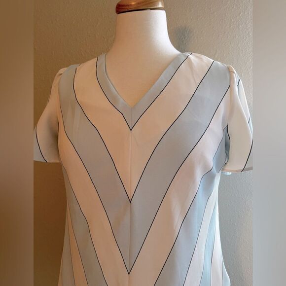Ann Taylor small v neck blouse. NWOT - Picture 2 of 4